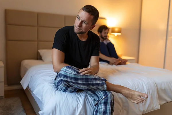 Hüsrana Uğramış Üzgün Erkek Arkadaş Yatakta Oturup Ilişki Sorunlarını Düşün — Stok fotoğraf
