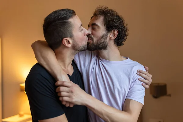 Retrato Casal Gay Despreocupado Dentro Casa Feliz Gay Casal Passando — Fotografia de Stock