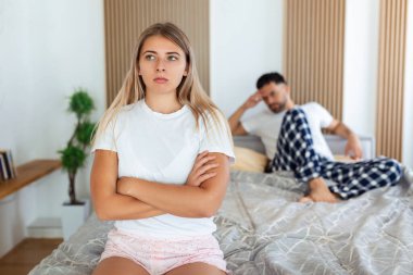 Yatakta hayal kırıklığına üzgün kız oturup düşünüyorum ilişki sorunları, düşüncelerinde, kavga kaybettikten sonra düşünceli çift üzgün aşık break up düşünün, kişi erkek arkadaşı tarafından hayal kırıklığına rahatsız