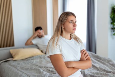 Yatakta hayal kırıklığına üzgün kız oturup düşünüyorum ilişki sorunları, düşüncelerinde, kavga kaybettikten sonra düşünceli çift üzgün aşık break up düşünün, kişi erkek arkadaşı tarafından hayal kırıklığına rahatsız