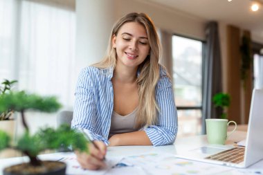 Evden bilgisayarda çalışan bir kadın, ofisinde çalışan güzel bir kadının portresi.