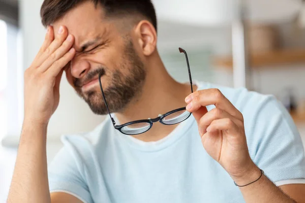 Hombre Cansado Quitarse Las Gafas Masaje Ojos Sienten Fatiga Que —  Fotos de Stock