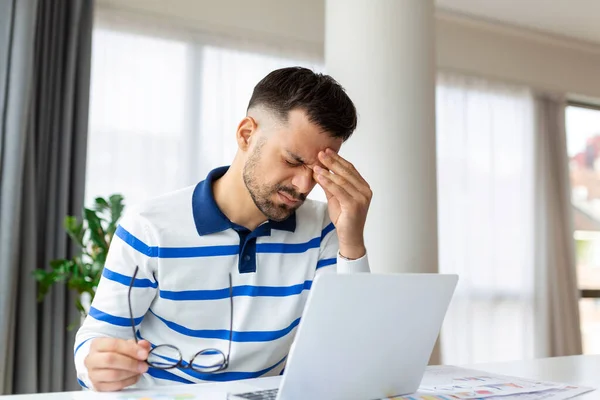 사업가는 랩탑을 식탁에 느낀다 사무실 증후군으로 고통받는 컴퓨터 작업때문이다 머리를 — 스톡 사진