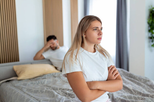 Расстроенная грустная девушка сидит на кровати думать о проблемах в отношениях, вдумчивая пара после ссоры теряется в мыслях, расстроенные любовники считают расставание, обиженный человек разочарован бойфрендом
