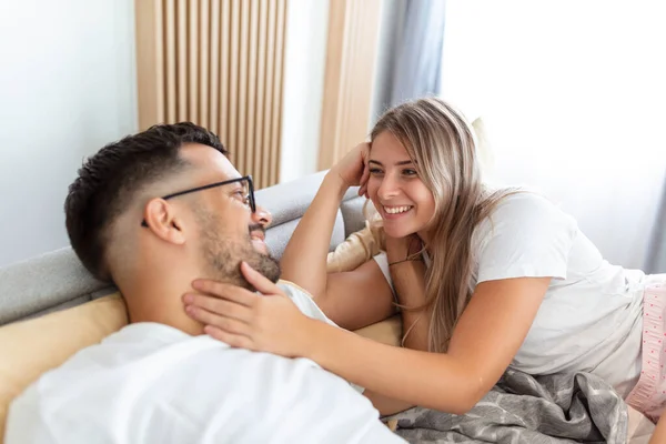 拍到一对深情的年轻夫妇在家里的卧室里共度浪漫时光 — 图库照片