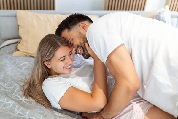 Vackra Kärleksfulla Par Kyssas Sängen Vackert Ungt Par Som Ligger — Stockfoto