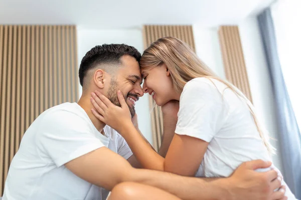 Aangename Jonge Aantrekkelijke Paar Delen Van Een Romantisch Moment Slaapkamer — Stockfoto