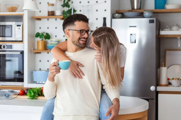 恋爱中的浪漫夫妻在厨房里共度时光 年轻夫妇在厨房喝咖啡 享受早上在一起的时光 — 图库照片