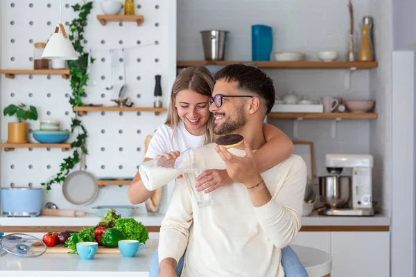 Porträt Eines Glücklichen Jungen Paares Das Hause Gemeinsam Der Küche — Stockfoto