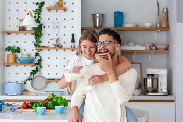 Porträt Eines Glücklichen Jungen Paares Das Hause Gemeinsam Der Küche — Stockfoto