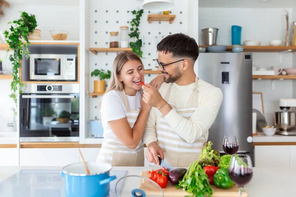 Retrato Feliz Pareja Joven Cocinando Juntos Cocina Casa Romántico Atractiva — Foto de Stock