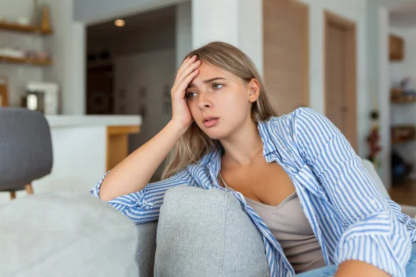 걱정하는 가집에 소파에 있었다 좌절감을 느끼는 여성들은 불행을 느끼고 의문제들이 — 스톡 사진