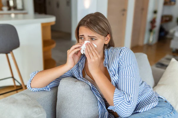 Uma Mulher Doente Desesperada Tem Gripe Rinite Frio Doença Conceito — Fotografia de Stock