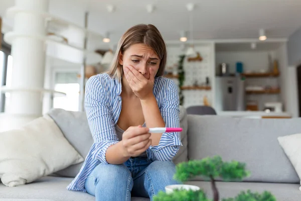 Mujer Sorprendida Mirando Línea Control Prueba Embarazo Mujer Triste Soltera —  Fotos de Stock