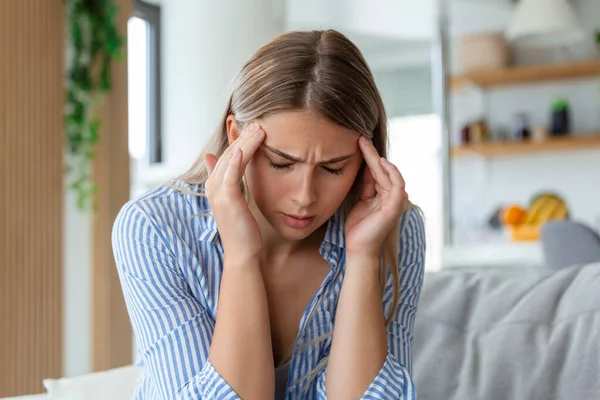 Ból Zatok Powodujący Bardzo Bolesny Ból Głowy Niezdrowa Kobieta Cierpi — Zdjęcie stockowe