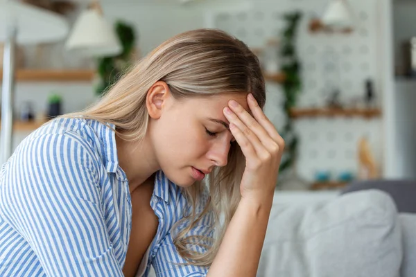 Ból Zatok Powodujący Bardzo Bolesny Ból Głowy Niezdrowa Kobieta Cierpi — Zdjęcie stockowe