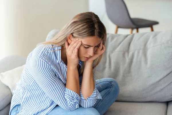 Sinusschmerzen Die Schmerzhafte Kopfschmerzen Verursachen Ungesunde Frau Schmerz Scharfe Wunde — Stockfoto