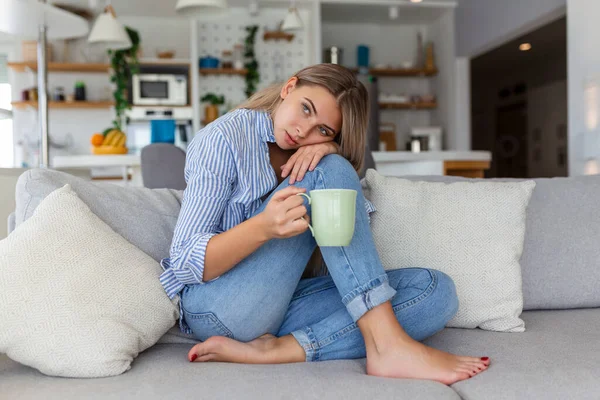 Portrait Smiling Young Woman Relaxing Alone Her Living Room Sofa — Stock Photo, Image