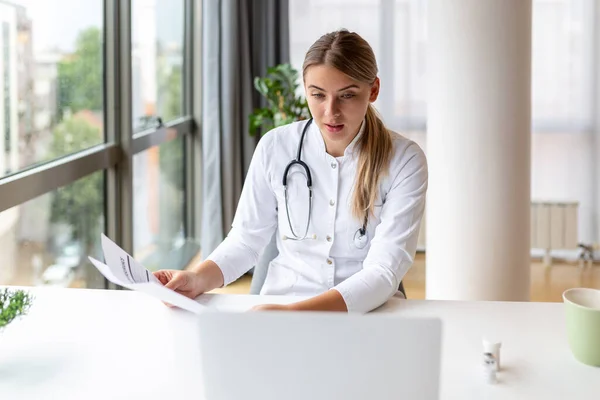 Attraktiv Kvinnlig Läkare Talar Samtidigt Förklara Medicinsk Behandling För Patienten — Stockfoto