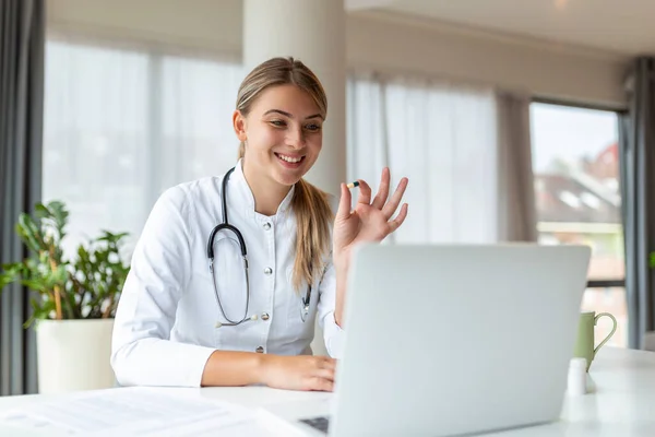Attraktiv Kvinnlig Läkare Talar Samtidigt Förklara Medicinsk Behandling För Patienten — Stockfoto