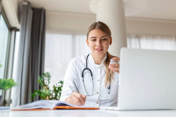 Leende Professionell Kvinnlig Läkare Bär Uniform Anteckningar Medicinsk Tidskrift Fylla — Stockfoto