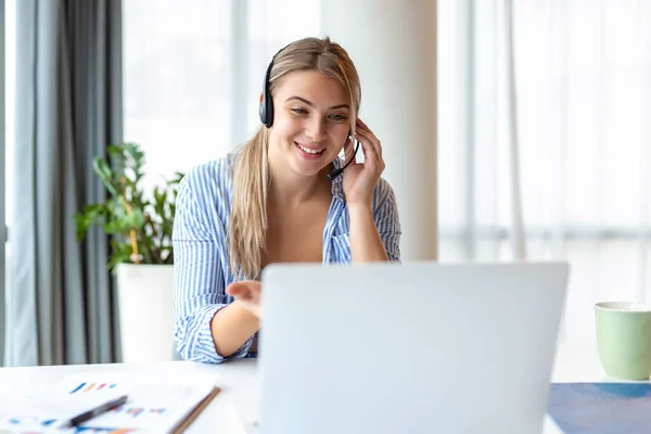Jovem Feliz Trabalhando Laptop Enquanto Conversa Com Cliente Telefone Consultoria — Fotografia de Stock
