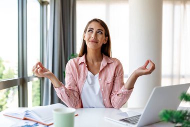 Laptop ile meditasyon, ücretsiz hiçbir stres iş kavramı, dikkatli huzurlu genç işkadını veya nefes yoga egzersizleri işyerinde, office meditasyon pratik öğrenci rahatlatıcı sakin kadın