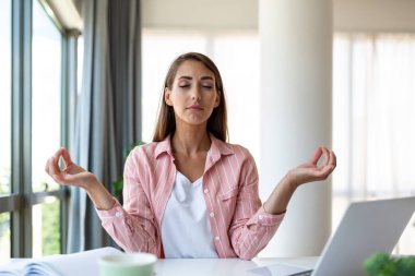 Laptop ile meditasyon, ücretsiz hiçbir stres iş kavramı, dikkatli huzurlu genç işkadını veya nefes yoga egzersizleri işyerinde, office meditasyon pratik öğrenci rahatlatıcı sakin kadın