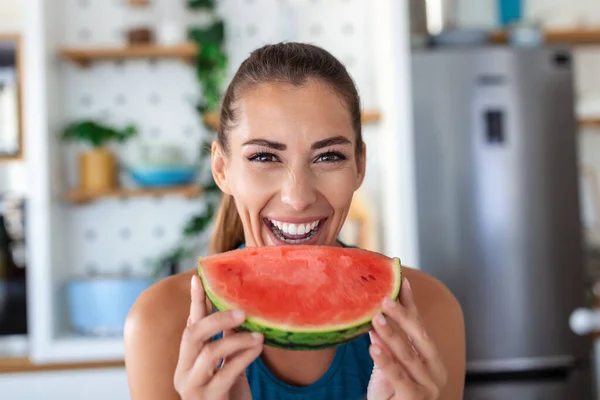 Die Junge Frau Isst Der Küche Eine Scheibe Wassermelone Porträt — Stockfoto