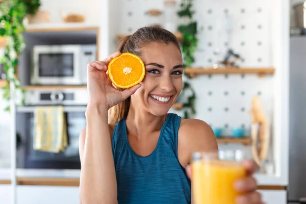 Hermosa Joven Bebiendo Jugo Naranja Fresco Cocina Dieta Saludable Feliz —  Fotos de Stock