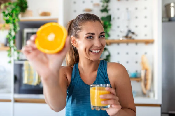 Hermosa Joven Bebiendo Jugo Naranja Fresco Cocina Dieta Saludable Feliz — Foto de Stock