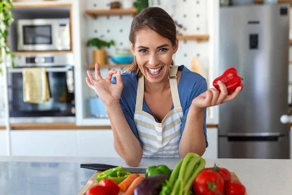 Linda Joven Morena Feliz Buen Humor Preparando Una Ensalada Vegana — Foto de Stock