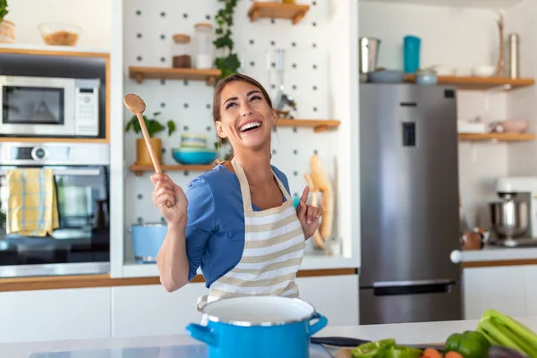 Mujer Emocionada Cantando Bailando Cocina Moderna Casa Mujer Feliz Sosteniendo — Foto de Stock