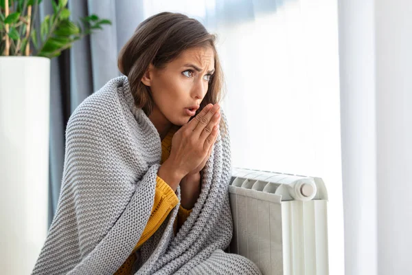 Inquilino Mujer Enferma Manta Sentarse Mano Sala Estar Fría Radiador —  Fotos de Stock