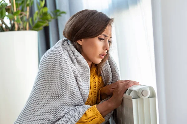 Inquilino Mujer Enferma Manta Sentarse Mano Sala Estar Fría Radiador — Foto de Stock