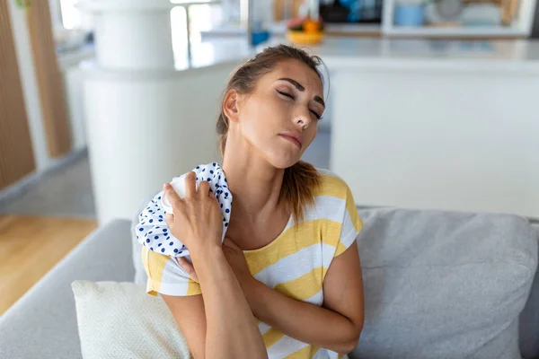 肩膀的疼痛 上臂疼痛 有身体肌肉问题的人 医疗保健和药物概念 迷人的女人坐在床上 另一只手背着疼痛的肩膀 — 图库照片