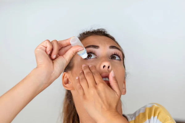 Frau Die Augentropfen Verwendet Frau Die Augenschmiermittel Zur Behandlung Trockener — Stockfoto