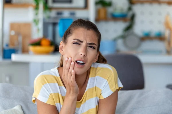 描述不快乐的年轻女人在家里牙疼的样子 牙齿保健和问题概念 — 图库照片