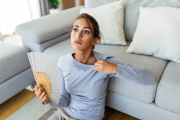 Mujer Molesta Estresada Que Usa Ventilador Ondulante Sufren Sobrecalentamiento Problema —  Fotos de Stock