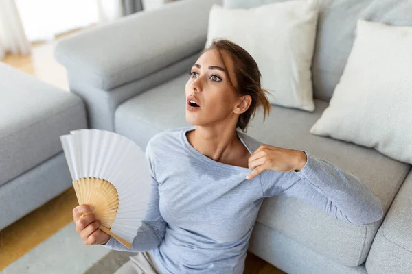 Mujer Molesta Estresada Que Usa Ventilador Ondulante Sufren Sobrecalentamiento Problema — Foto de Stock
