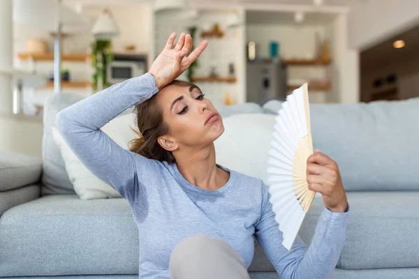 Mujer Molesta Estresada Que Usa Ventilador Ondulante Sufren Sobrecalentamiento Problema — Foto de Stock
