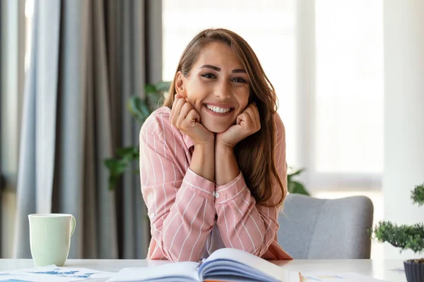 Shot Businesswoman Video Call While Sitting Her Desk Cropped Shot — Stockfoto