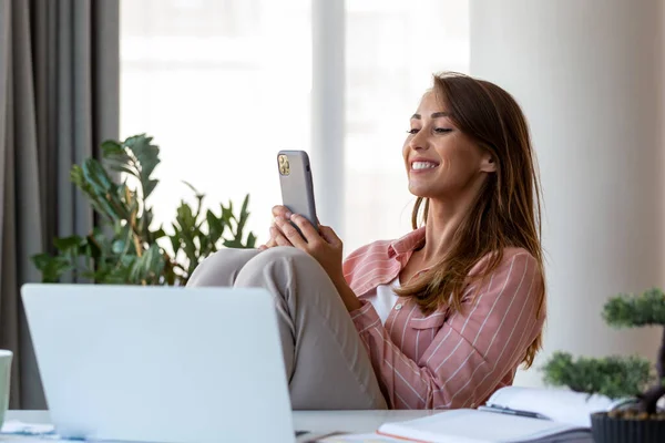 Young Pretty Businesswoman Office Sitting Office Chair Talking Her Smartphone — Stock Photo, Image