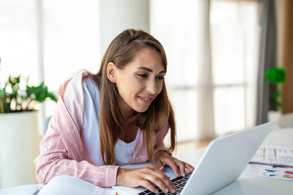Ung Kvinna Som Jobbar Laptop Affärskvinna Jobbar Med Bärbar Dator — Stockfoto