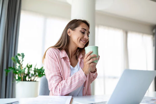 긍정적 프리랜서가 인터넷으로 비디오를 사무실에서 커피를 마시고 있습니다 아름다운 사업가 — 스톡 사진
