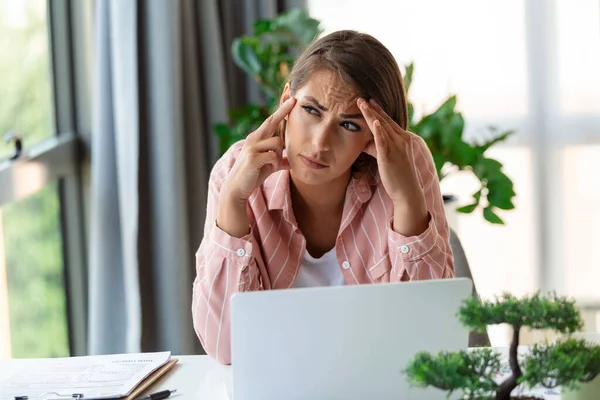 Wyczerpana Bizneswoman Bólem Głowy Nowoczesnym Biurze Kreatywna Kobieta Pracująca Biurze — Zdjęcie stockowe
