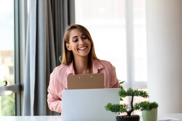 Mulher Negócios Focada Usando Laptop Casa Olhando Para Tela Conversando — Fotografia de Stock