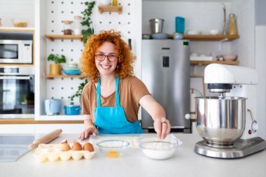 Pişirme Kavramı. Mutfak İçi Hamur Kükreyen Neşeli Kadın Portresi, Ev Yapımı Pastayı Hazırlarken Önlüklü Neşeli Kadın Eğleniyor,