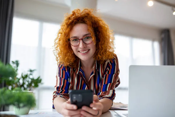 Young Smiling Red Hair Business Woman Using Smartphone Lptop Office — Stock Photo, Image