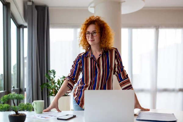 Smiling Young Female Employee Stand Desk Office Look Distance Thinking — Stock Photo, Image